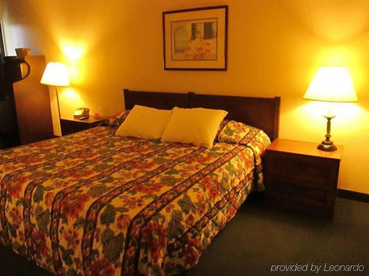 Red Carpet Inn Fanta Suites Hotel Greenwood Bagian luar foto