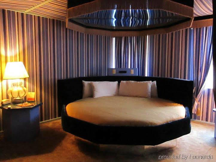 Red Carpet Inn Fanta Suites Hotel Greenwood Bagian luar foto
