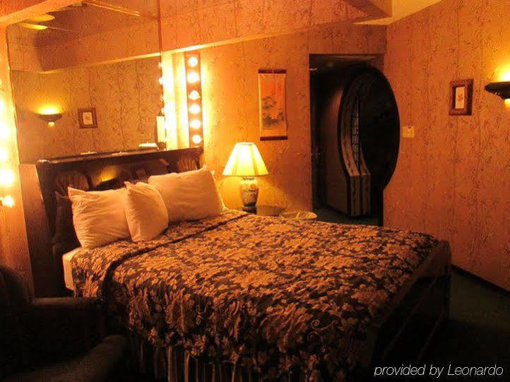 Red Carpet Inn Fanta Suites Hotel Greenwood Bagian luar foto