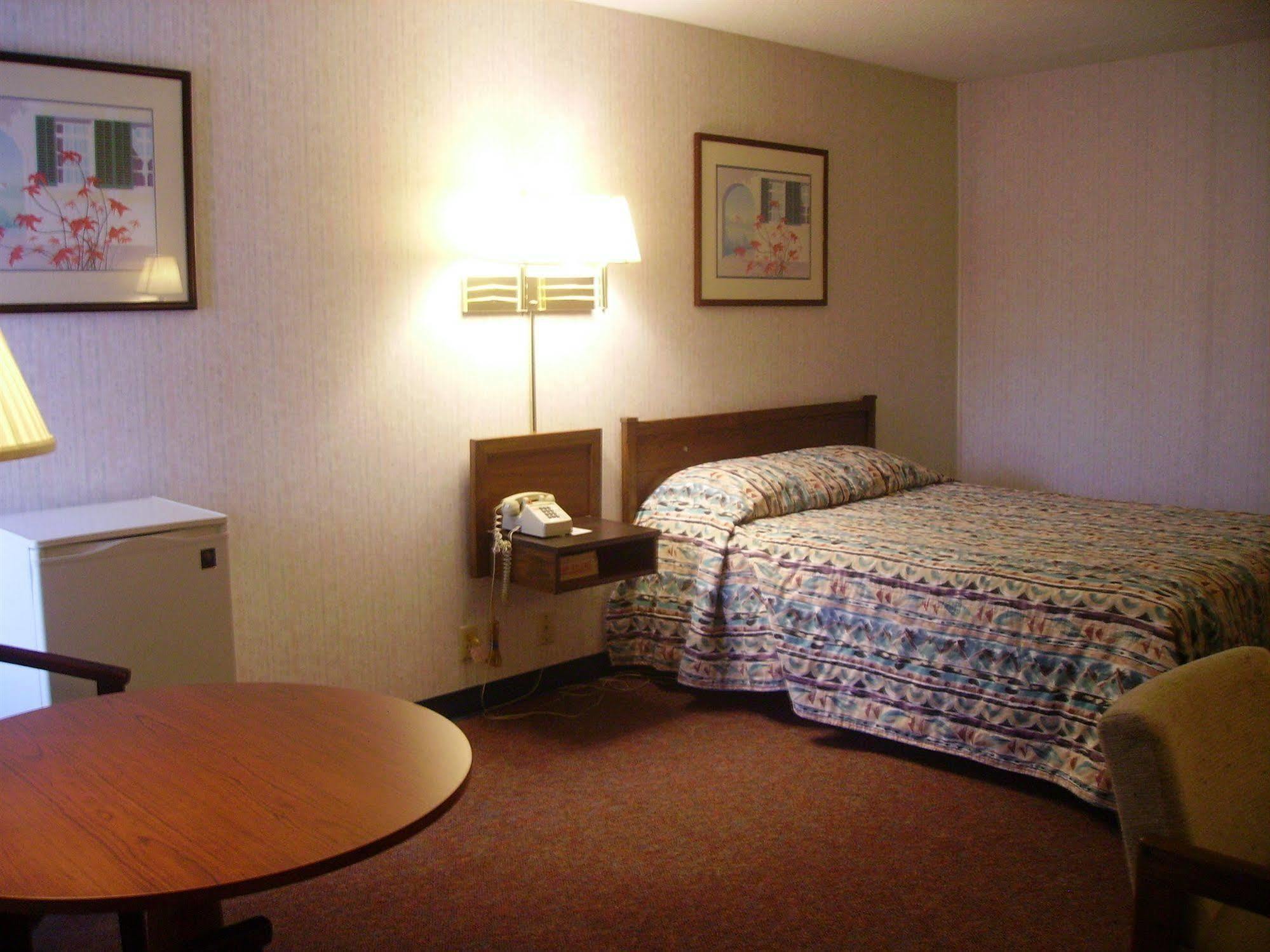 Red Carpet Inn Fanta Suites Hotel Greenwood Bagian luar foto