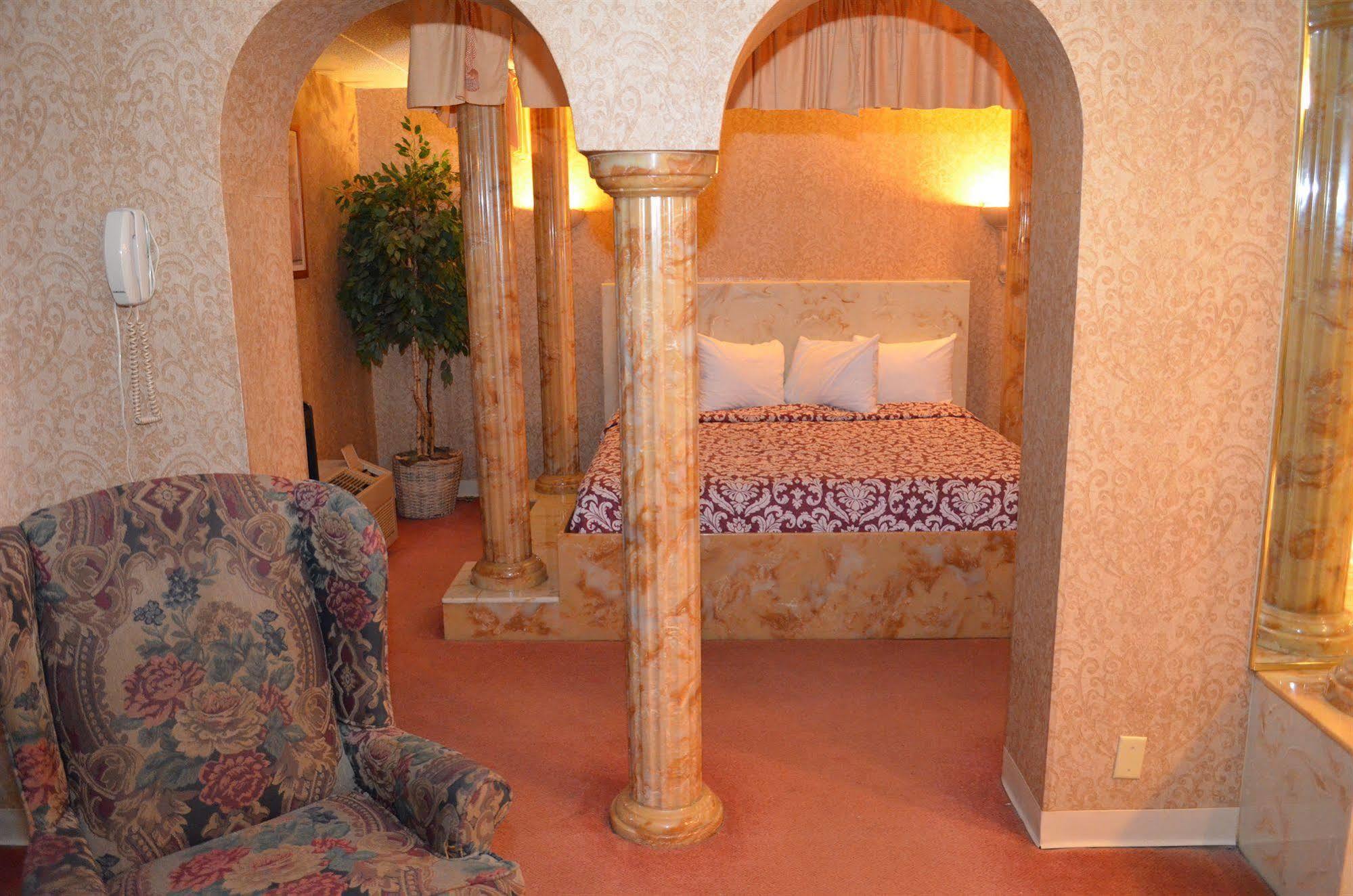 Red Carpet Inn Fanta Suites Hotel Greenwood Bagian luar foto