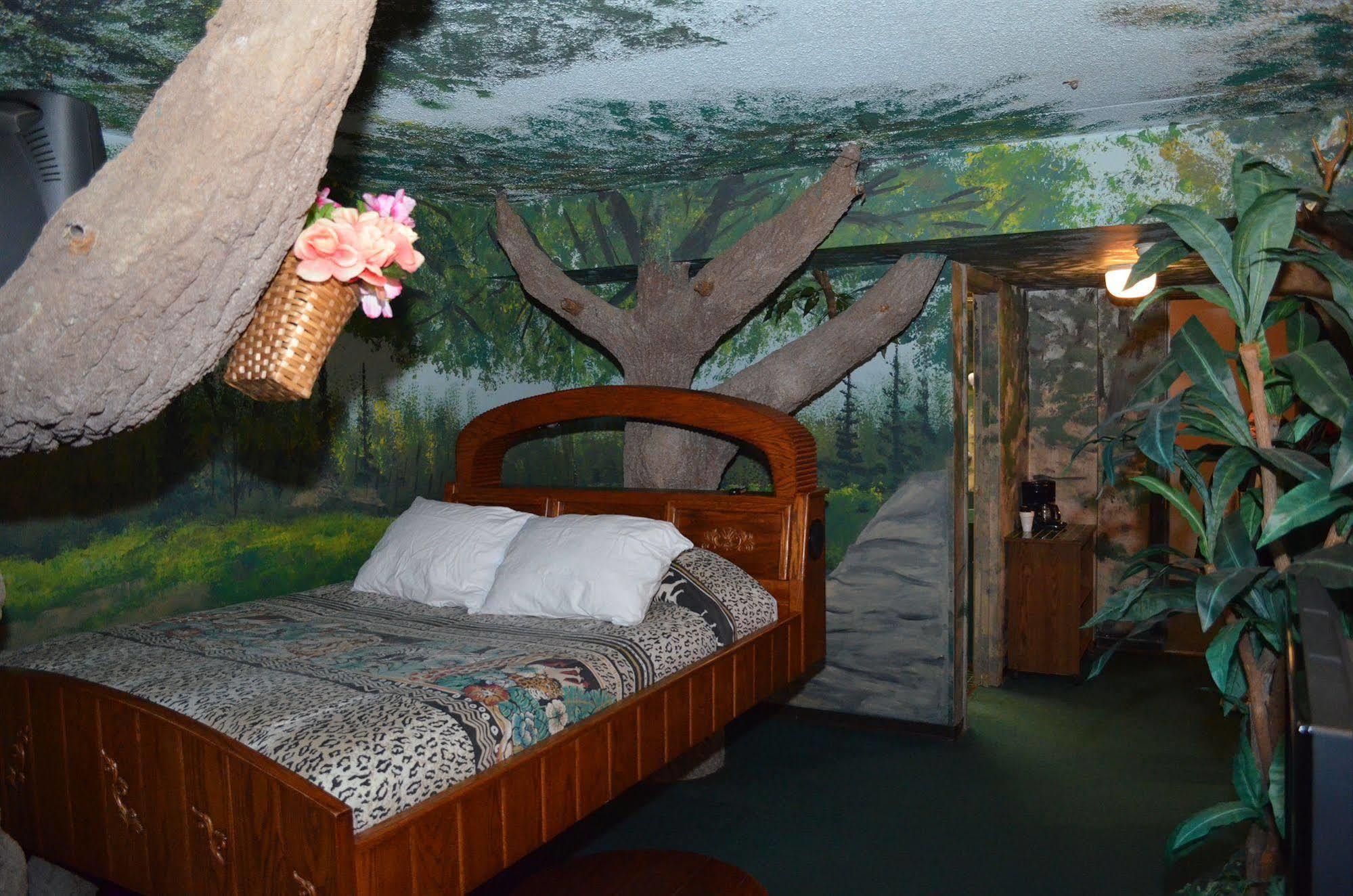 Red Carpet Inn Fanta Suites Hotel Greenwood Bagian luar foto
