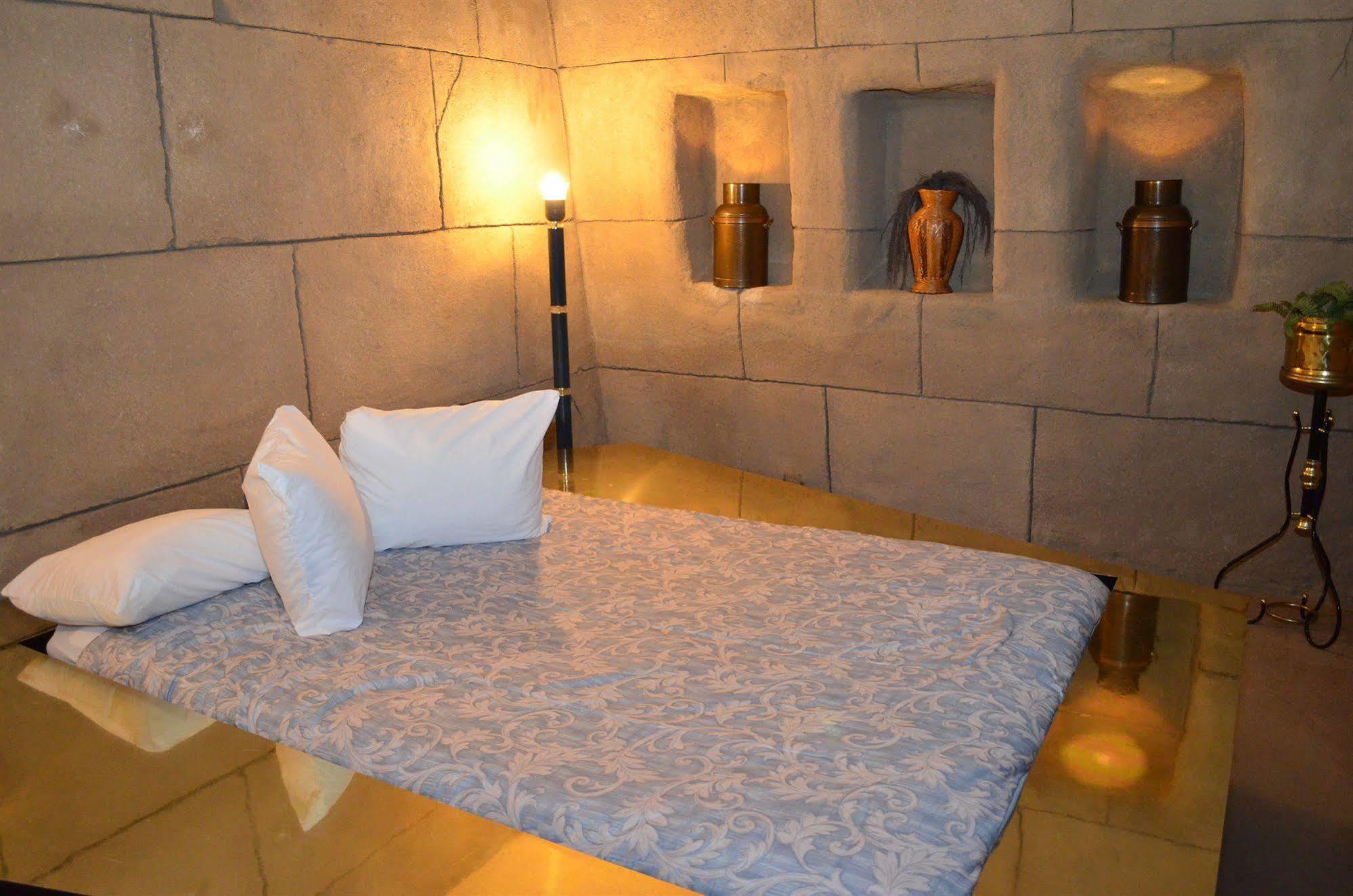 Red Carpet Inn Fanta Suites Hotel Greenwood Bagian luar foto