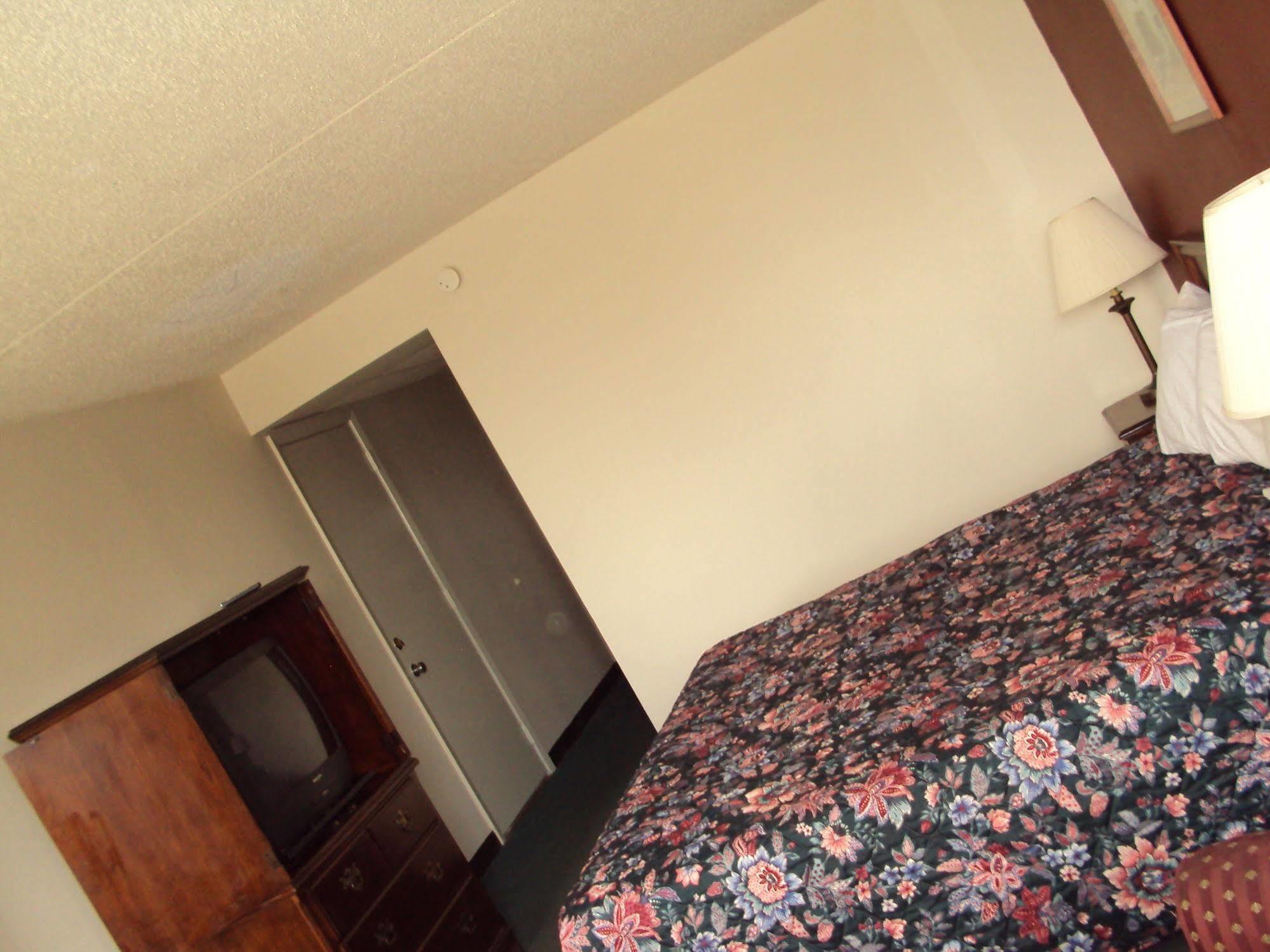 Red Carpet Inn Fanta Suites Hotel Greenwood Bagian luar foto