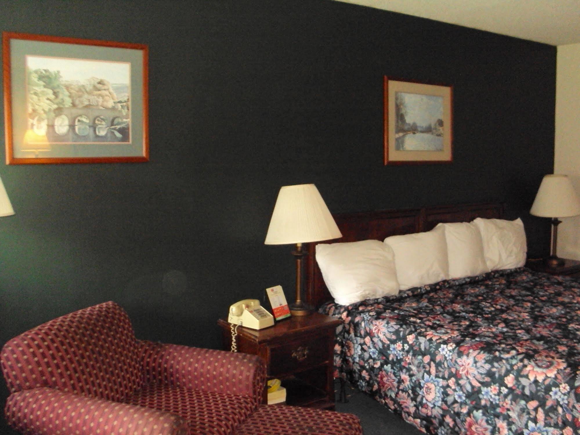 Red Carpet Inn Fanta Suites Hotel Greenwood Bagian luar foto