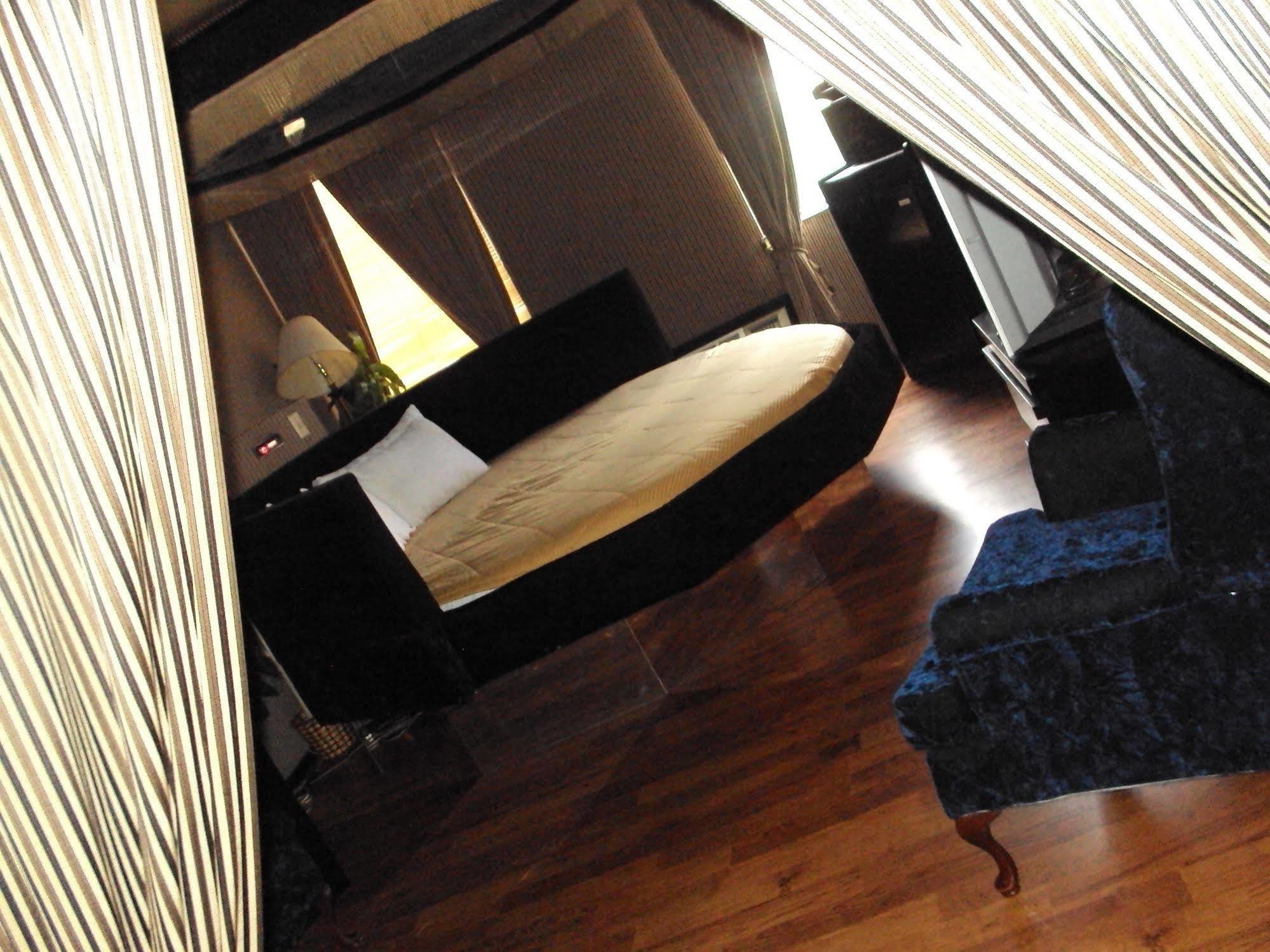 Red Carpet Inn Fanta Suites Hotel Greenwood Bagian luar foto