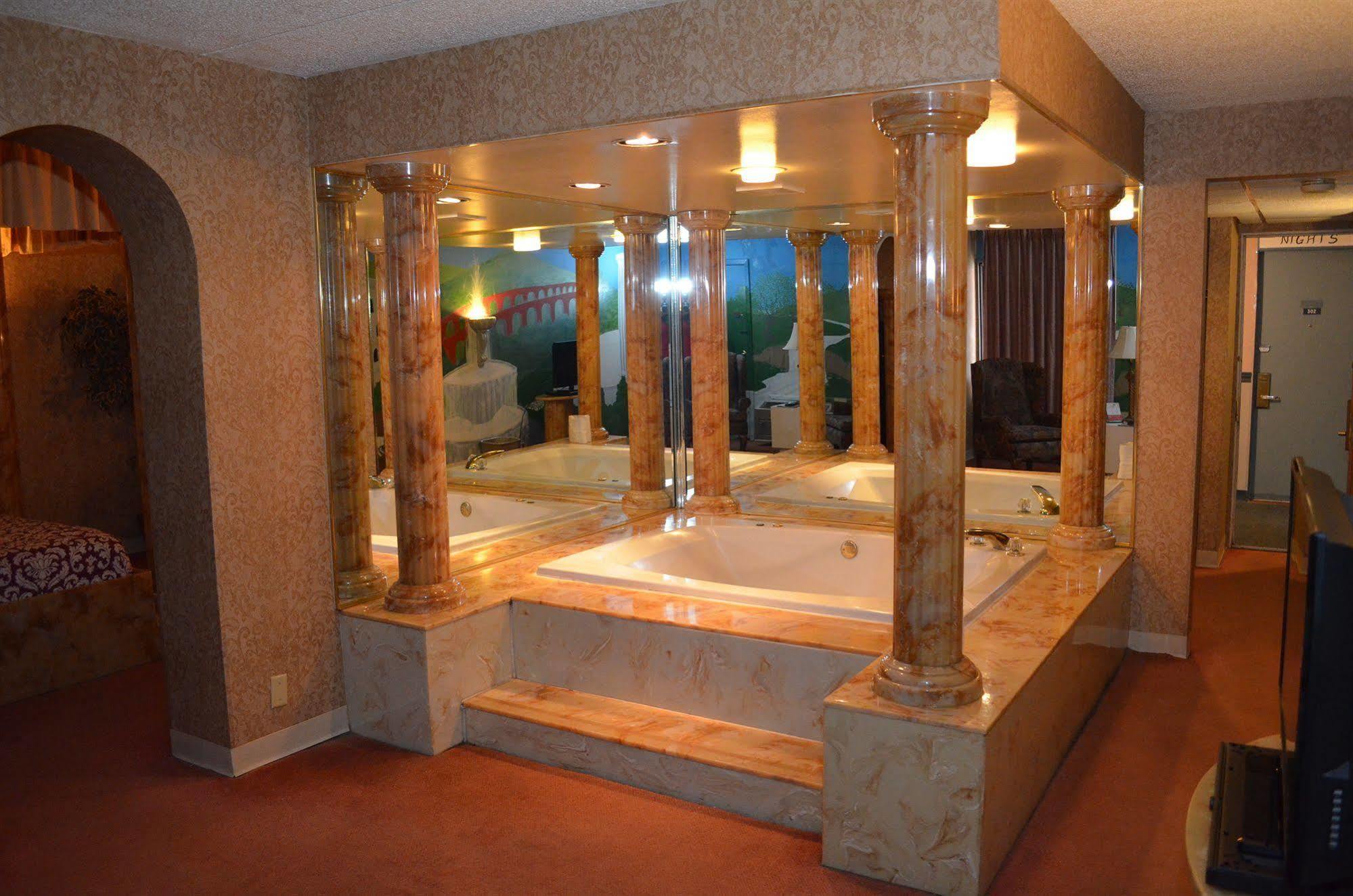 Red Carpet Inn Fanta Suites Hotel Greenwood Bagian luar foto